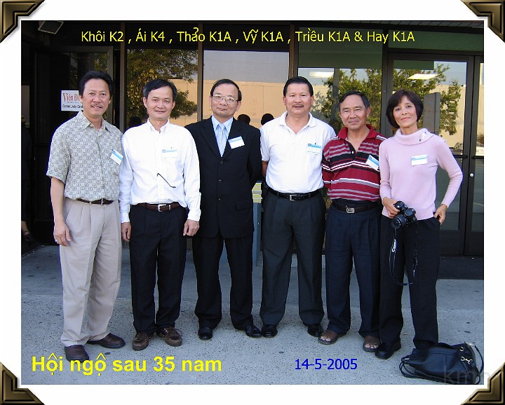 Hoi_ngo_sau_35_nam__3_.jpg - Hình kỷ niệm chụp trước phòng hội nhật báo Viễn Đông khi được mời tham dự buổi gặp mặt K4 Kiểu Mẫu Thủ Đức