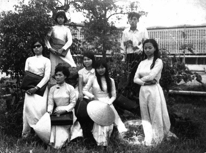 K1A_1967-h70.jpg - Công viên Tòa Khâm trước trường Kiểu Mẫu Huế 1967, từ trái: Bích Đào,Nhạn (đứng), Bích Thúy (ngồi), Bích Loan, Quỳnh Mơ, An, Kim Phụng