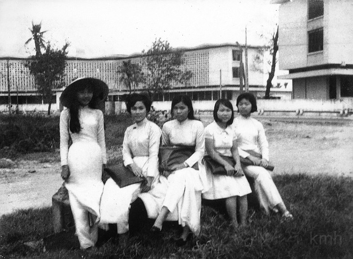 K1A_1967-h74.jpg - Công viên Tòa Khâm trước trường Kiểu Mẫu Huế 1967, từ trái: Quỳnh Mơ, Bích Thúy , Bích Đào, Bích Loan, Nhạn