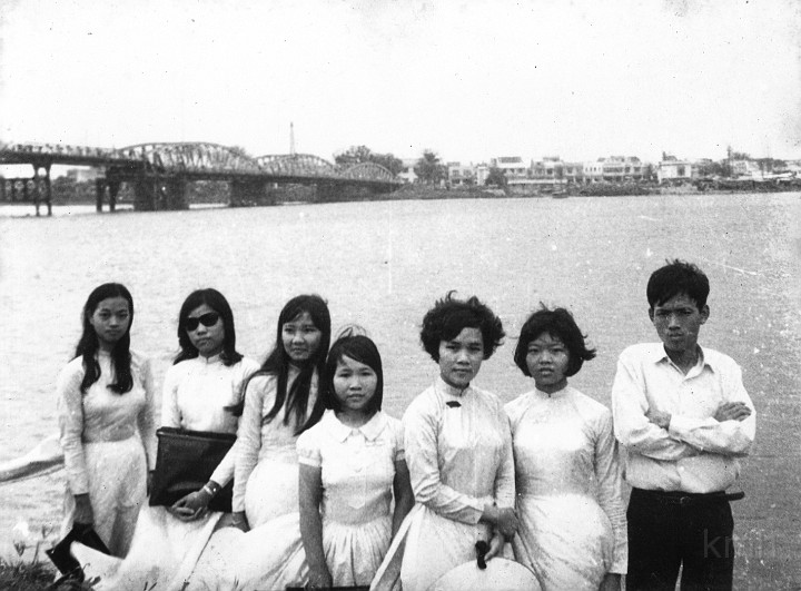 K1A_1967-h9.jpg - Bến phà Tòa khâm 1967, K1A từ trái: Kim Phụng, Bích Đào, Quỳnh Mơ, Bích Loan, Bích Thúy, Nhạn, An