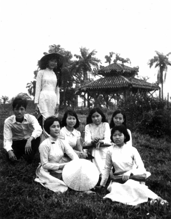 K1A_1967_h4.jpg - Công viên trước trường Kiểu Mẫu 1967, học sinh K1A, từ trái: An, Quỳnh Mơ (đứng),Bích Thúy, Bích Loan, Bích Đào, Kim Phụng, Nhạn