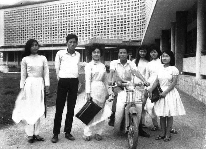 K1A_1967_h69.jpg - K1A từ trái: Bích Đào, An, Bích Thúy, thầy Cơ, Quỳnh Mơ, Nhạn, Bích Loan .