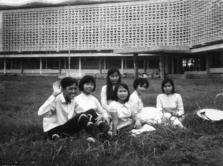 K1A_1967_h75.jpg - K1A từ trái:  An,  Nhạn, Quỳnh Mơ, Bích Loan,Bích Thúy, Bích Đào.
