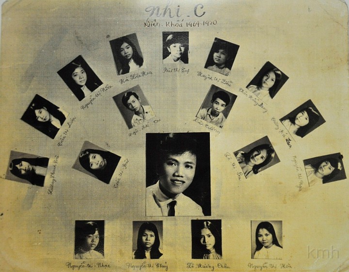 K1B_006.jpg - K1B - Đệ nhị C niên khóa 1969-1970 với thầy Trần Văn Thuấn  là Giáo Sư hướng dẫn