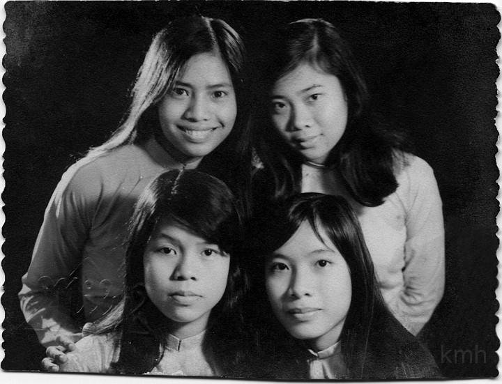 K1b-05s.jpg - Hình lưu niệm hè 1970, K1B - lớp 11C niên khóa 1969-1970 , từ trái: Hương Châu(sau),Niên (sau), Thủy (trước), Thanh Trà (trước)