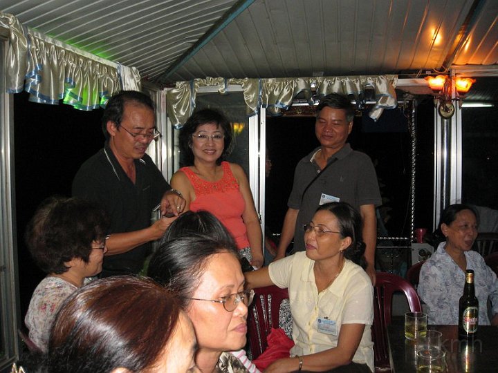 IMG_1165_800x600.jpg - Đêm 6-8-2009: K1A khắp nơi từ Bỉ, Mỹ, Saigon, Dalat, Danang về tụ họp dạo chơi thuyền rồng và thả hoa đăng trên sông Hương