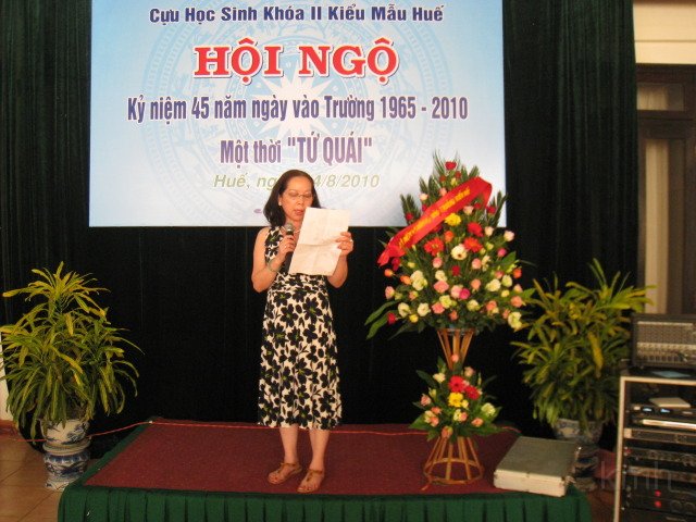 IMG_0174.jpg - Thúy Ngọc đọc bài thơ về tình cảm bạn bè sáng trước ngày về Việt Nam.