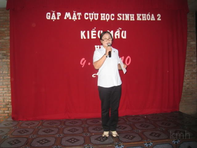 IMG_0320-1.jpg - MC Nguyễn Thị Minh với lời mở đầu chương trình buổi gặp mặt, giới thiệu dâu rễ K2, giới thiệu vợ chồng Ngọc Lan-Điểm.