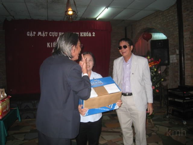 IMG_0419.jpg - Trong thùng có 53 phiếu là tên các thành viên K2, anh Thu chồng Nguyễn Thị Nết và Điểm được cử chọn 2 phiếu.