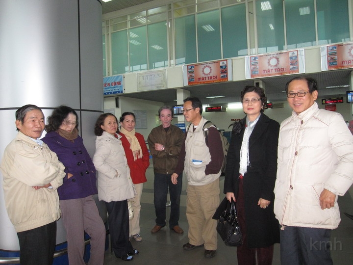 IMG_4331es.jpg - Bạn bè tiển Khôi tại phi trường Phú Bài Huế 22-1-2011