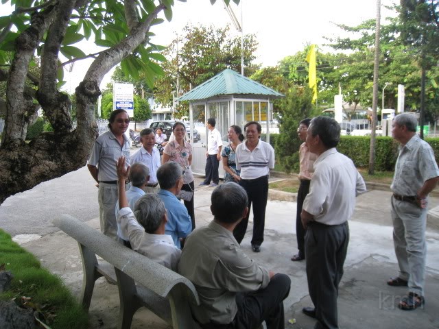 IMG_0003-2.jpg - Các bạn chuyện trò trước buổi tiệc gặp gở tại Khách Sạn Sông Hương