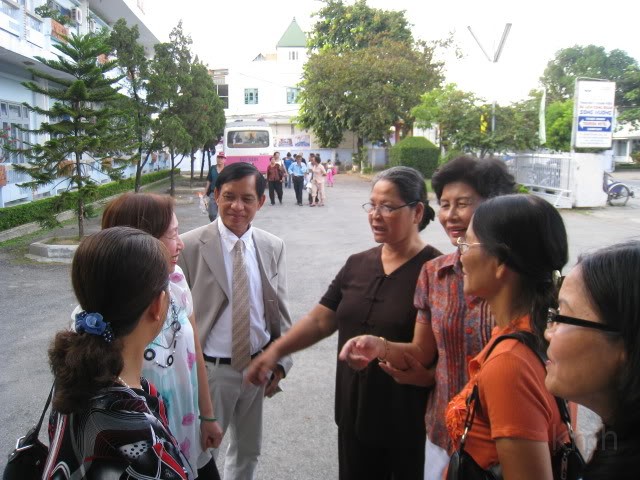 IMG_0016-2.jpg - Từ trái: ..,vợ chồng Hoa,Tôn Nữ Thị Lộc, Hương Cúc, Lý, Minh Kháng