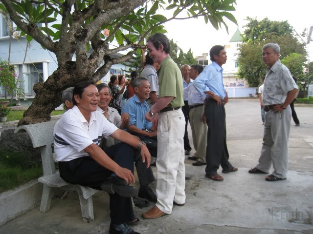 IMG_0027-1.jpg - Từ trái - ngồi: Hóa, Bính,Thương  Đứng: Hãi, Phong, Trương Văn Khương