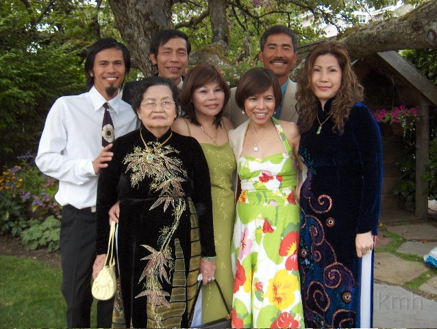 MaiHuong_Hong_MaiDung2006.jpg - Từ trái:gia đình anh em và Mẹ, Mai Hương K3, Trần Thị Hồng K2, Mai Dung K7.