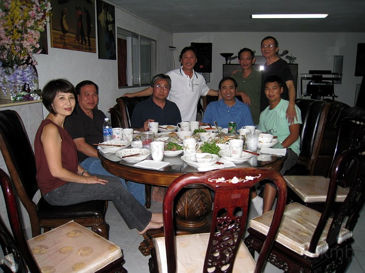 IMG_0085s.jpg - Từ trái: Vợ chồng Thảo Em K3, Tấn K2, Khôi K2, Tân K3,  Đài K3,  Thuận K3, con trai Tân