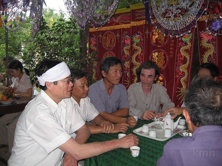 Tro_chuyen_voi_ban_Le_Van_Hoang.JPG - K2 đến phúng điếu chia buồn cùng bạn Lê văn Hoàng K2(anh của Hoài)và tang gia