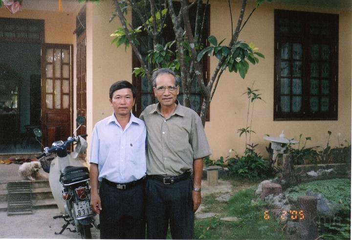 ThayTranNgocKy_PhanHungK7.jpg - Phan Hùng và Thầy Trần Ngoc Kỳ tại nhà thầy