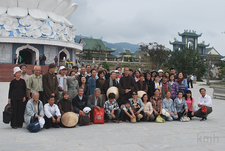 DSC_6646.jpg - Khách du lịch thăm viếng chùa Linh Ứng