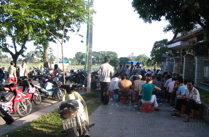 H9__Banh_canh_le_duong.jpg - Huế buổi sáng : Bánh canh bên bờ sông Hương