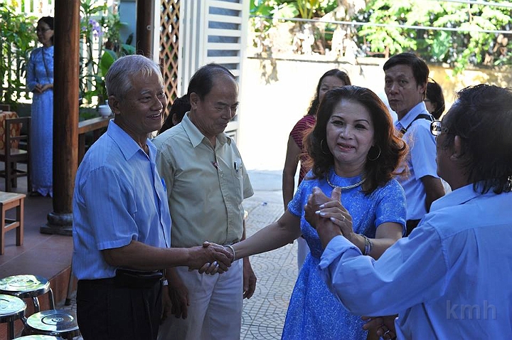 KmhDn_10yrs_h08.jpg - Đón chào thầy cô :Gs Hoàng Sơn Phụng, Gs Ngô Khôn Liêu, cô Thơm Y Tá (áo đỏ).