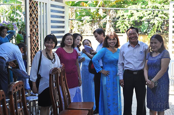 KmhDn_10yrs_h09.jpg - Từ Trái: Dư Dư K10, cô Thơm ( Y Tá), Huệ K4, Phú K1A, Dũng K5 Bll KMH/Hue, Hồng Cẩm K7, Châu k7 (Saigon), Thuận K7.