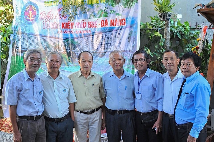 KmhDn_10yrs_h11.jpg - Từ Trái: Hà Thúc Thảo K7 (Huế), Mẫn K7 (Huế), thầy Ngô Khôn Liêu, thầy Hoàng Sơn Phụng, Hồ Công Thành K7 (Huế), Trần Đăng Hoà k4 (Huế), Ngọc Tùng k7 (Saigon)