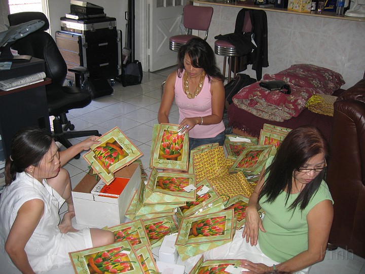 IMG_4000ss.jpg - Để quà vào túi xách . Trái sang: Ngọc Hân K6, Ngọc Quỳnh K3, Bích Đào K1A