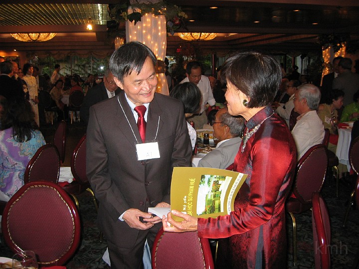 IMG_2226.JPG - Lê Bá Ái K4 được bà Lê Văn tặng Đặc San DHSPH với lời ghi tặng "Kiểu Mẫu Huế muôn năm"