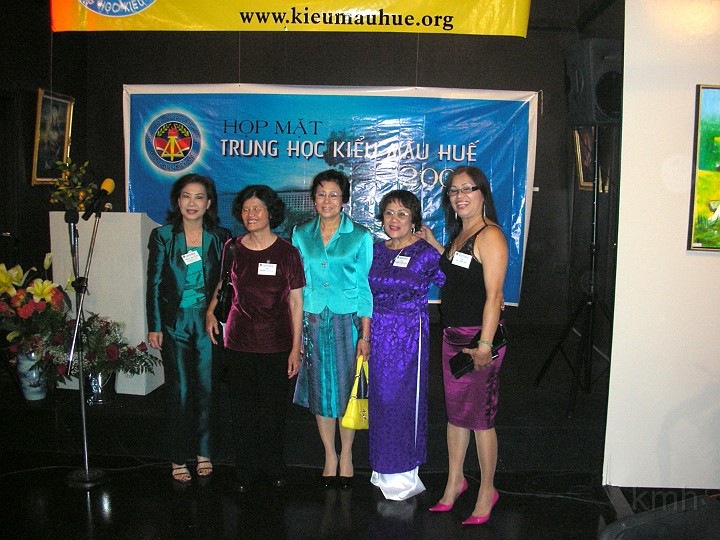 DSCN0354ss.jpg - Từ trái: Diện K1B, Lương Y K1A, Niên K1B, Bích Thúy K1A, Bích Đào K1A