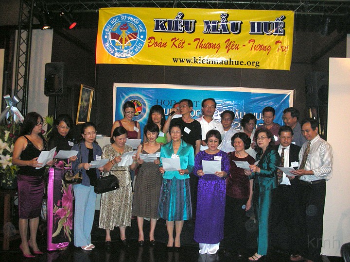 DSCN0420ss.jpg - Mọi người cùng hát Kiểu Mẫu ca ...