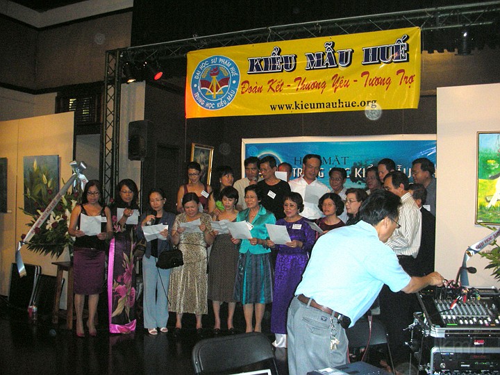 DSCN0421ss.jpg - Mọi người cùng hát Kiểu Mẫu ca ...