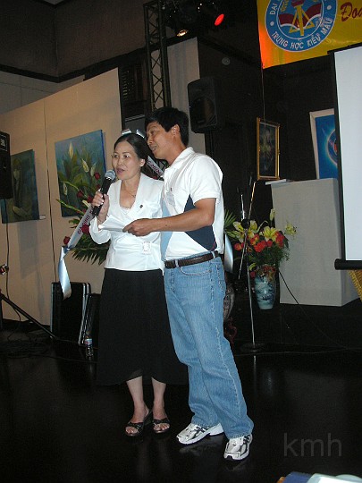 DSCN0426ss.jpg - Đôi song ca Ngọc Hân K6 và Cẩm Hoàn K8 trình bày bản "Tình Người"