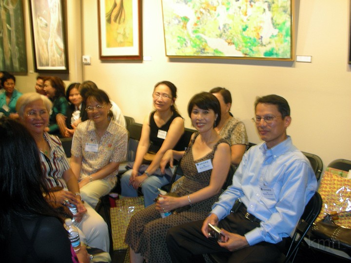 DSCN0440ss.jpg - Từ trái: Hồ thị Hậu K2, Hạnh K4, Hương Lan K3, Thảo Em K3, Nam K3