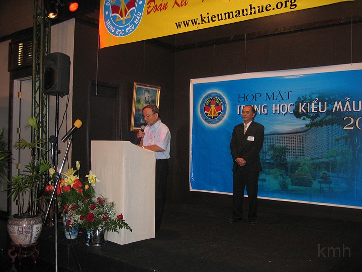 IMG_4006ss.jpg - Anh Thảo K1A đọc lời khai mạc . Anh Vĩnh K1A làm MC đúng phía sau