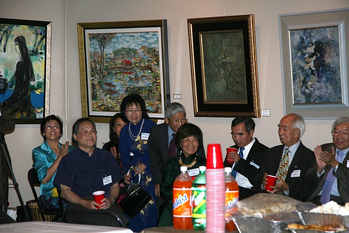 IMG_4872s.jpg - Từ trái: Niên K1B, thầy Ng v Tiên, Ngọc Quỳnh K3 (phía sau), cô Bằng, thầy Bằng, cô Lê Văn, thầy Suyền, thầy Lê Văn, thầy Lê Thọ Giáo