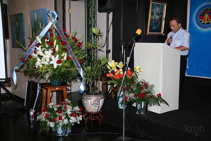 IMG_4898s.jpg - Anh Thảo đang đọc các thư chúc mừng