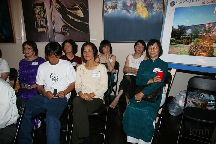 IMG_4905s.jpg - Dãy sau: Bích Thúy K1A, Lương Y K1A,bà xã anh Võ K1A, bà xã anh Vĩnh K1A.Dãy trước: mẹ con chị Hay K1A,cô Kim Sa