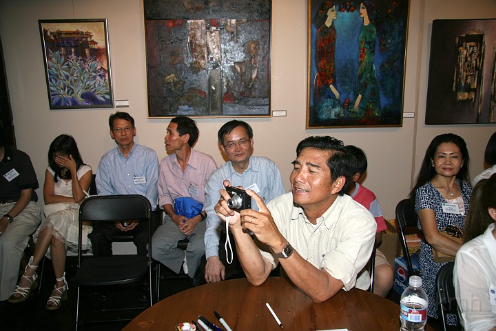 IMG_4910s.jpg - Từ trái: vọ chồng Ngô v Hùng K4, Nam K3,Khâm K2, Ái K4, Lân K2, Lan