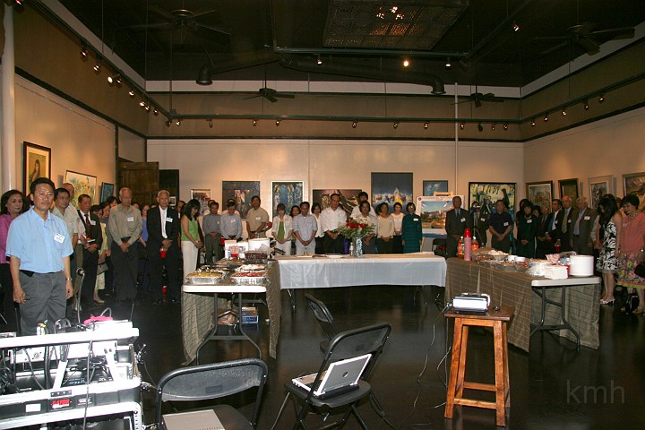 IMG_4921s.jpg - Phút mặc niệm tưởng nhớ đến các thầy cô, nhân viên và cựu học sinh đã quá vãng