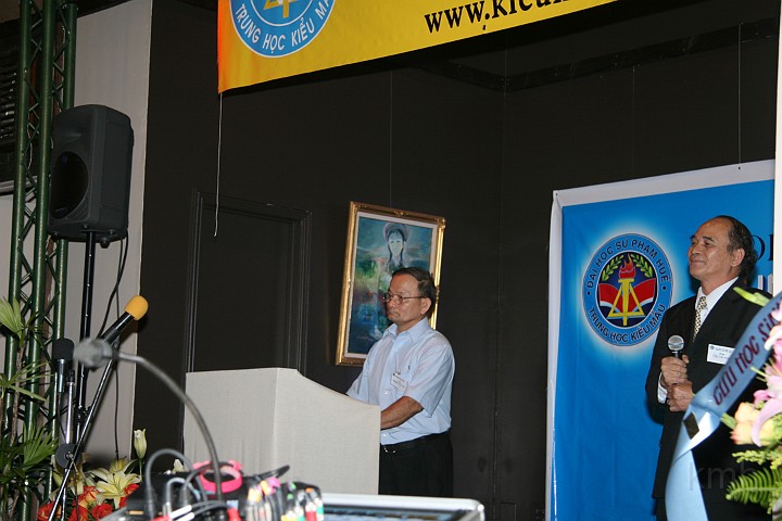 IMG_4922s.jpg - Tiếp tục giới thiệu chương trình : mời các thầy cô lên nói đôi lời