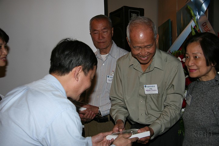 IMG_4953s.jpg - Ái trao quà lưu niệm cho thầy Trường