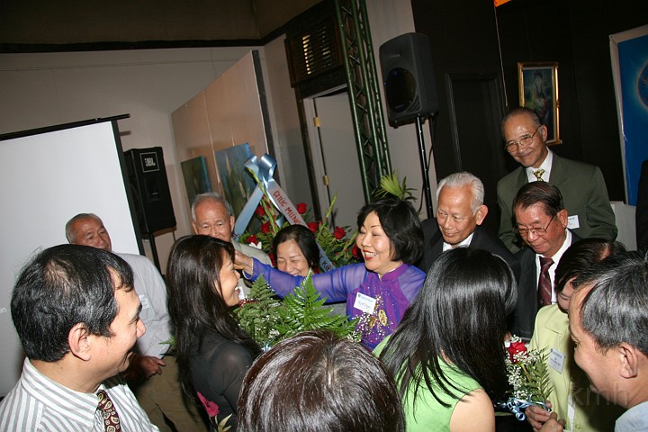 IMG_4963s.jpg - ... tặng Hoa cho các Cô ...