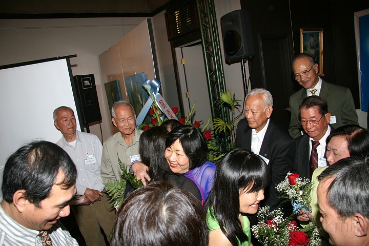 IMG_4964s.jpg - ... tặng Hoa cho các Cô ...