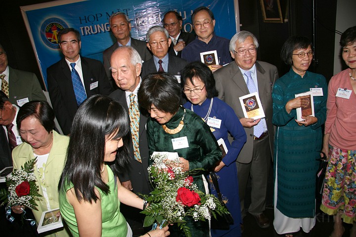 IMG_4965s.jpg - ... tặng Hoa cho các Cô ...