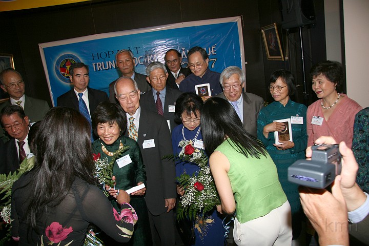 IMG_4966s.jpg - ... tặng Hoa cho các Cô ...