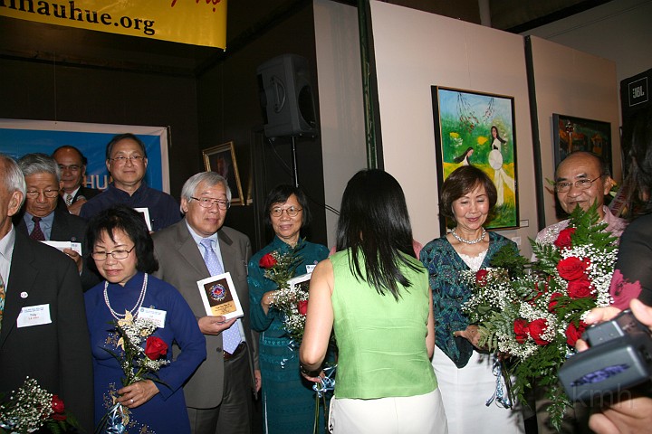 IMG_4967s.jpg - ... tặng Hoa cho các Cô ...