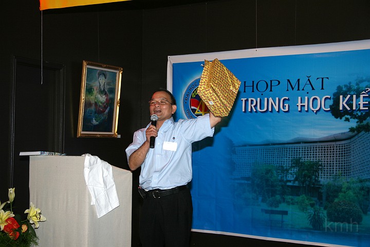 IMG_4991s.jpg - Giới thiệu những món quà của ngày Họp Mặt KMH/HN 2007