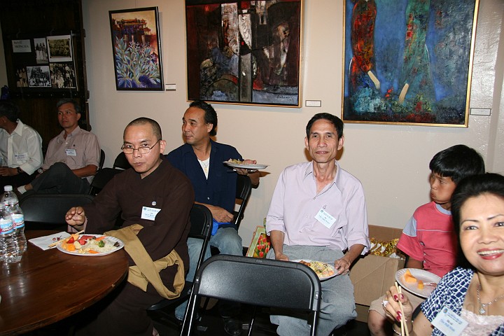 IMG_5006s.jpg - Có sẳn thức ăn chay cho thầy Minh Điền và các bạn ăn chay