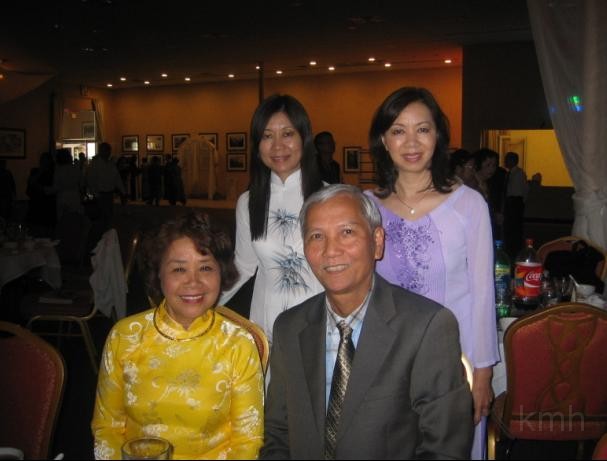 H6.JPG - Thầy cô và KMH tham dự ngày Phượng Vỹ - Từ trái: cô Trâm Anh và thầy Trần Hữu Long, Mộng Nguyệt K7 và Mộng Tiên K9