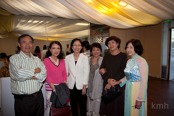 IMG_7309_resize.jpg - Từ trái: K1A Triều, K1A Cẫm Nhung, K3 Hương Lan, cô Tâm Anh (vợ thầy Long), K2 Thanh Trực, vợ thầy Anh